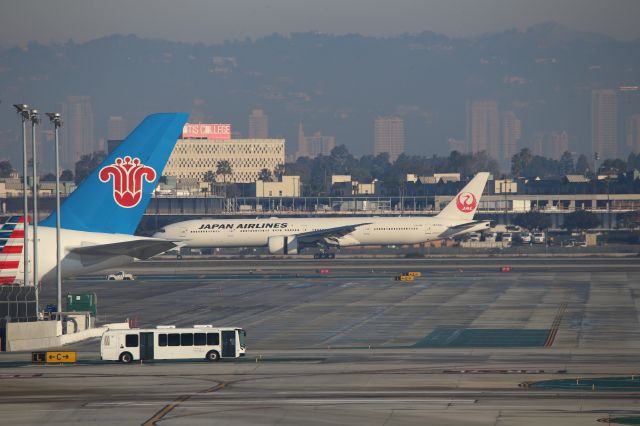 BOEING 777-300ER (JA743J)