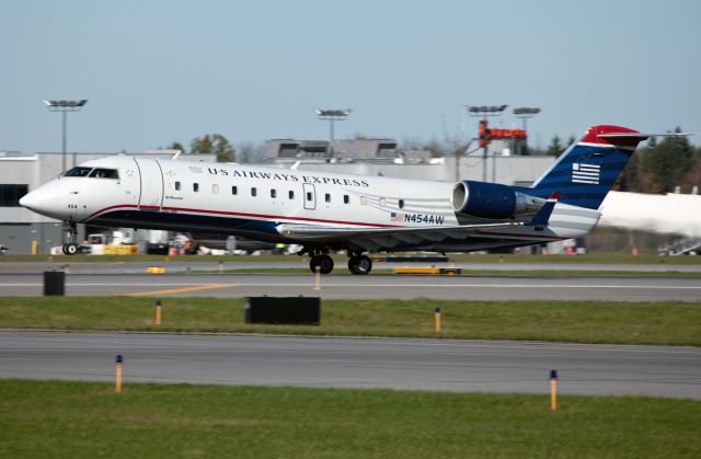 Canadair Regional Jet CRJ-200 (N454AW) - Take off RW28.