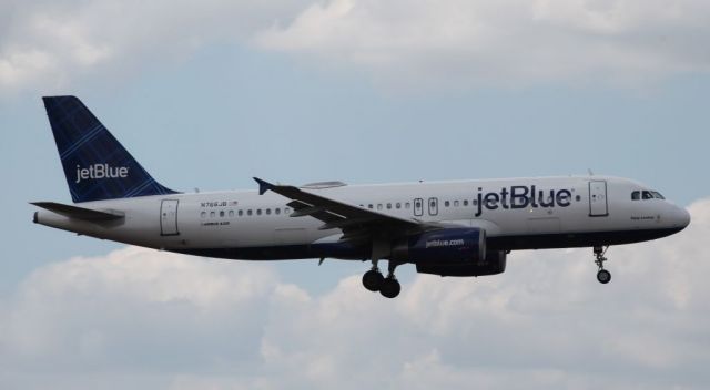 Airbus A320 (N766JB)