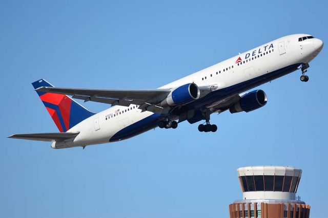 BOEING 767-300 (N140LL) - Delta Boeing 767-332 N140LL at Phoenix Sky Harbor on January 12, 2016. It first flew on June 2, 1993. Its construction number is 25988. It was delivered to Delta on June 17, 1993. 