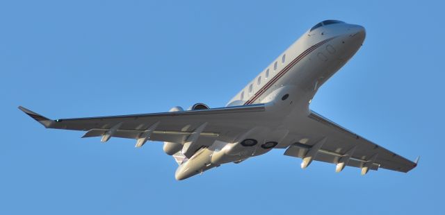 Bombardier Challenger 300 (N764QS) - phoenix sky harbor international airport 18OCT22