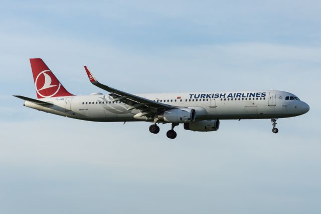 Airbus A321 (TC-JSS) - WAW SPOTTING
