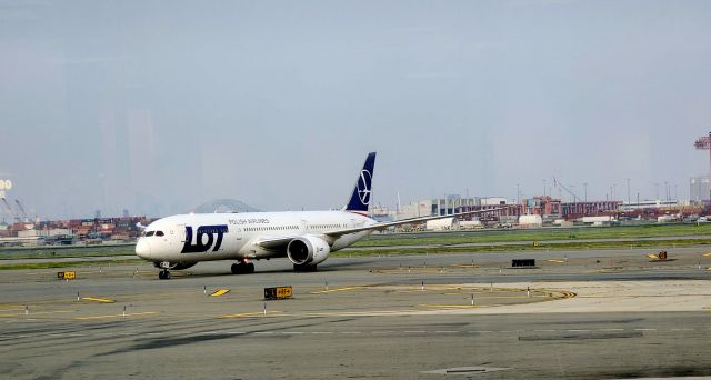Boeing 787-9 Dreamliner (SP-LSE)