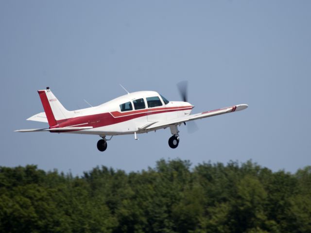 Piper Cherokee (N5122S) - Take off runway 08.