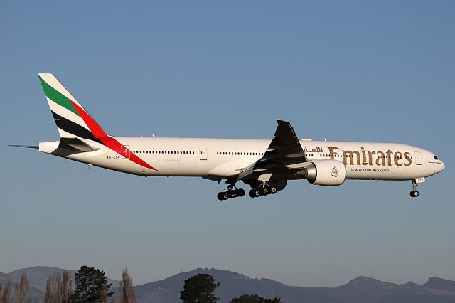 BOEING 777-300ER (A6-EGH)