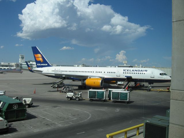 Boeing 757-200 (TF-FIA) - Waiting to board for BIKF