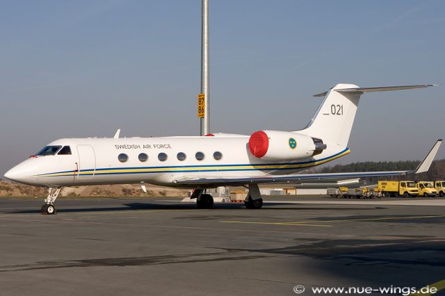 Embraer Phenom 300 (EJA420) - Parked on ramp