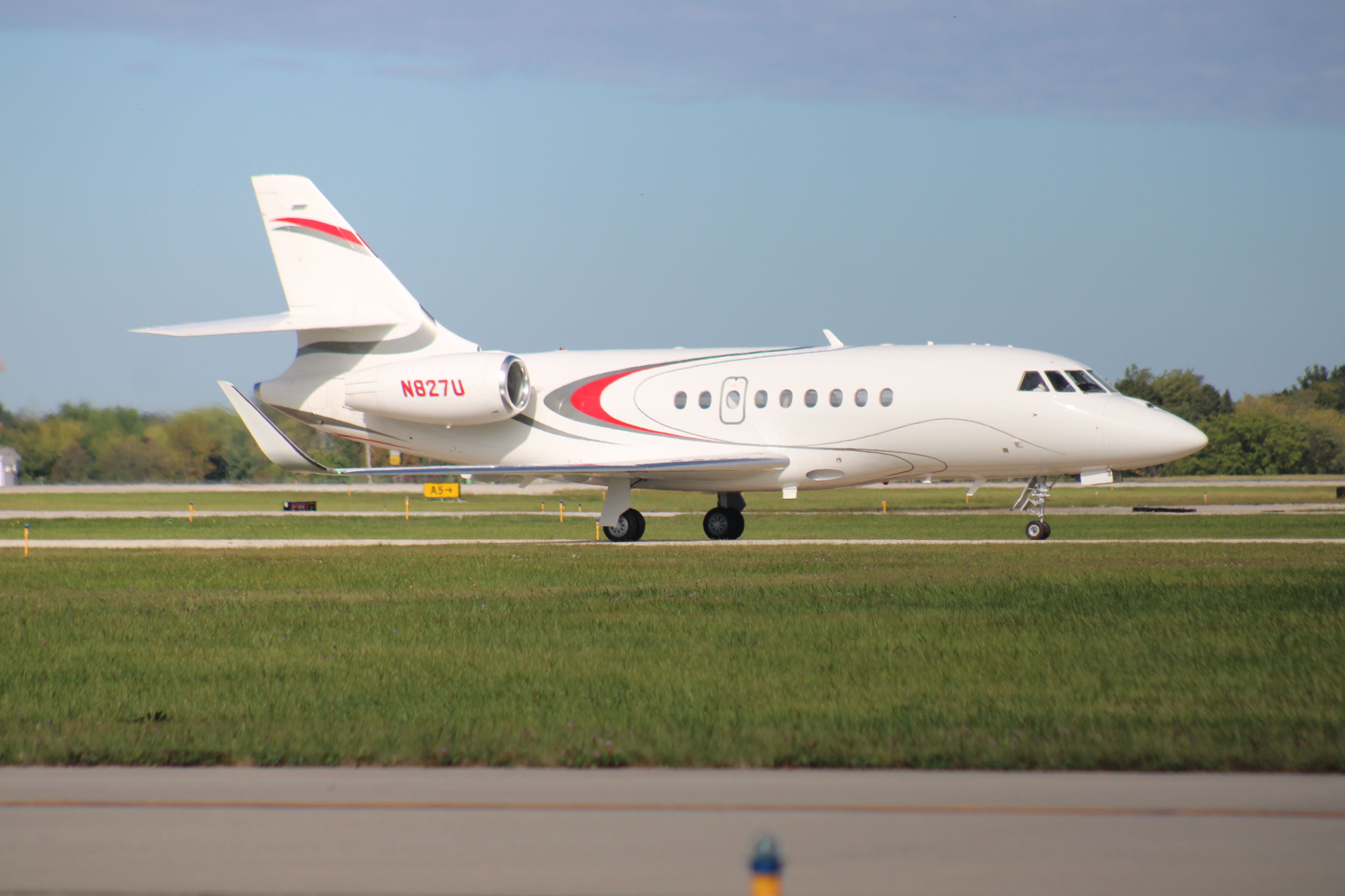 Dassault Falcon 2000 (N827U)