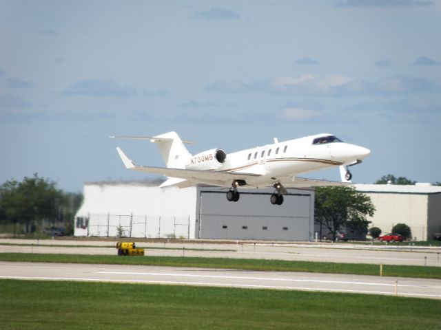 Learjet 40 (N700MB)