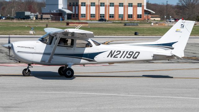 Cessna Skyhawk (N2119Q) - N2119Q taxiing to Martin State Airport's runway 15 for some pattern work 