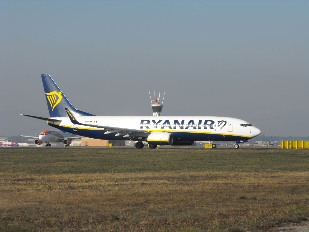Boeing 737-800 (EI-GXH)