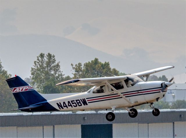 Cessna Skyhawk (N445BW) - Cessna 172R at Livermore Municipal Airport. Livermore CA. August 2020