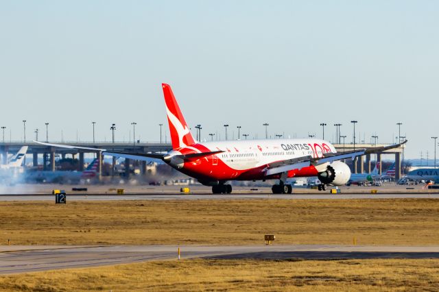 Boeing 787-9 Dreamliner (VH-ZNJ) - Qantas 787-9 in Qantas 100th anniversary special livery landing at DFW on 12/25/22. Taken with a Canon R7 and Tamron 70-200 G2 lens.