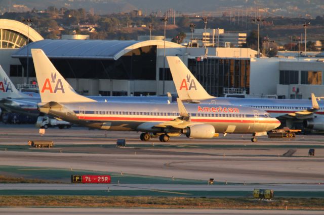 Boeing 737-800 (N836NN)