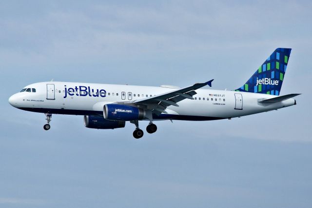 Airbus A320 (N537JT)