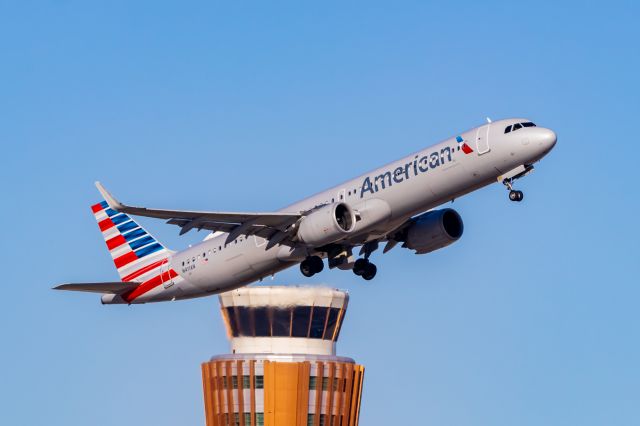 Airbus A321neo (N411AN) - American Airlines A321 neo taking off from PHX on 11/26/22. Taken with a Canon 850D and Tamron 70-200 G2 lens.