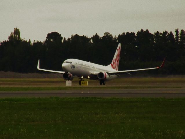 Boeing 737-800 (VH-YIV) - Virgin Australia 737-800 lift off.