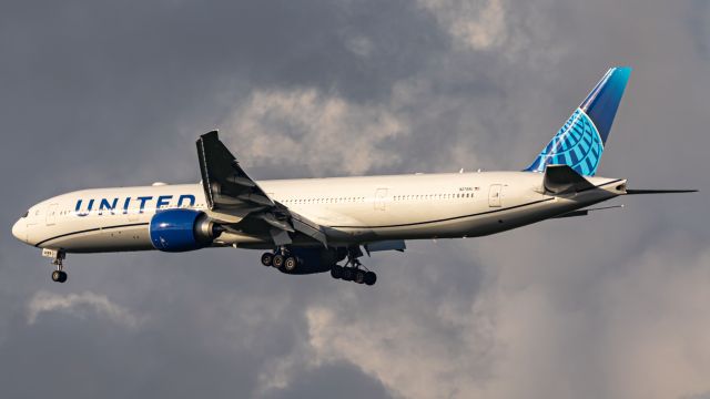 BOEING 777-300ER (N2749U)