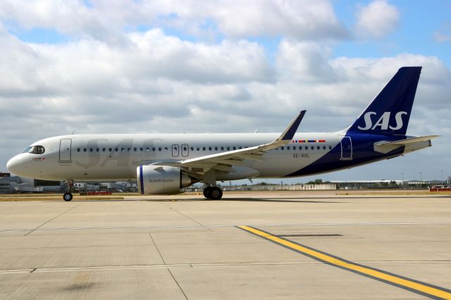 Airbus A320neo (SE-ROL) - Taxiing to depart rwy 27R on 29-Jun-20 operating flight SAS502 to EKCH.