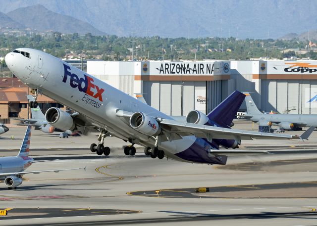 Boeing MD-11 (N587FE)