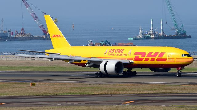 BOEING 777-200LR (G-DHLW)