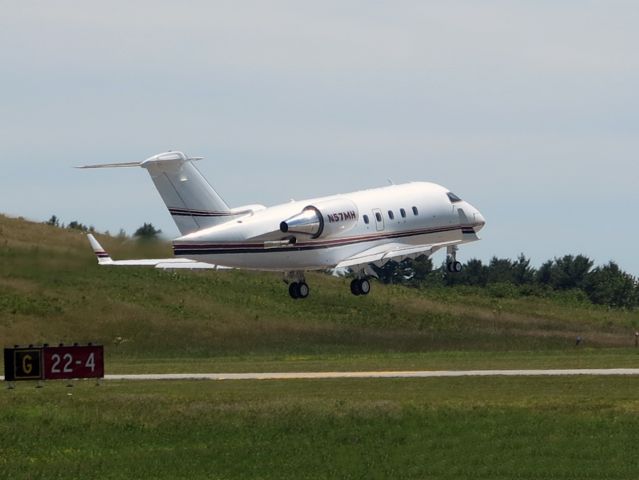 Canadair Challenger (N57MH) - Powerful take off runway 22.