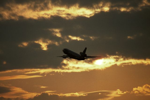 McDonnell Douglas DC-10 —