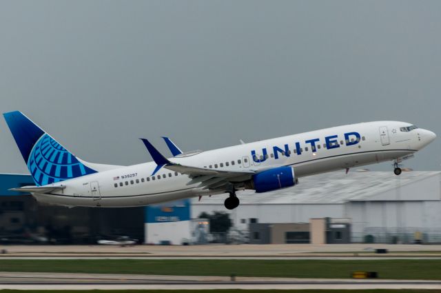 Boeing 737-800 (N39297) - Taking off 13R