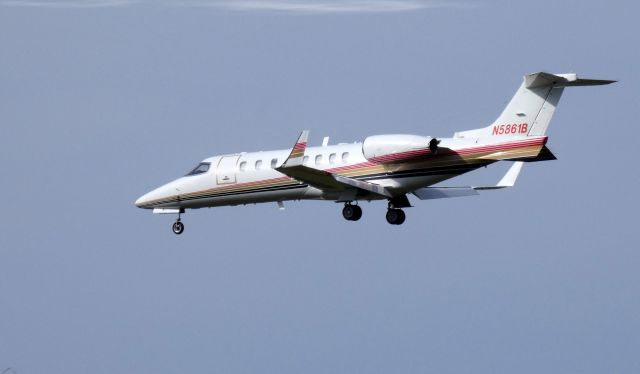 Learjet 45 (N5861B) - On final is this 2001 Learjet 45 in the Autumn of 2019.