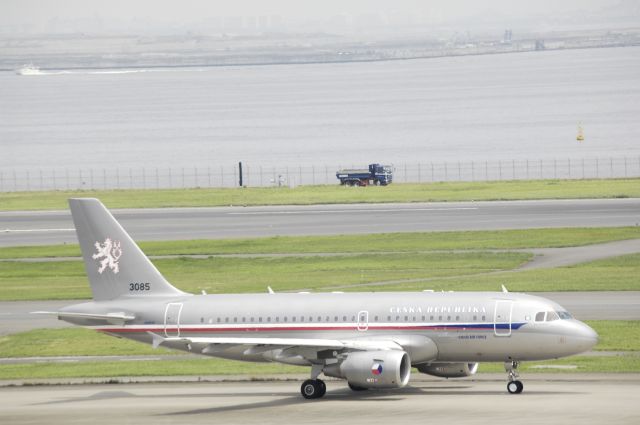 Airbus A319 (N3085) - Taxing at Haneda on 2017/06/29