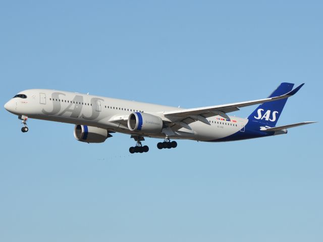 Airbus A350-900 (SE-RSE) - Landing on RWY22L