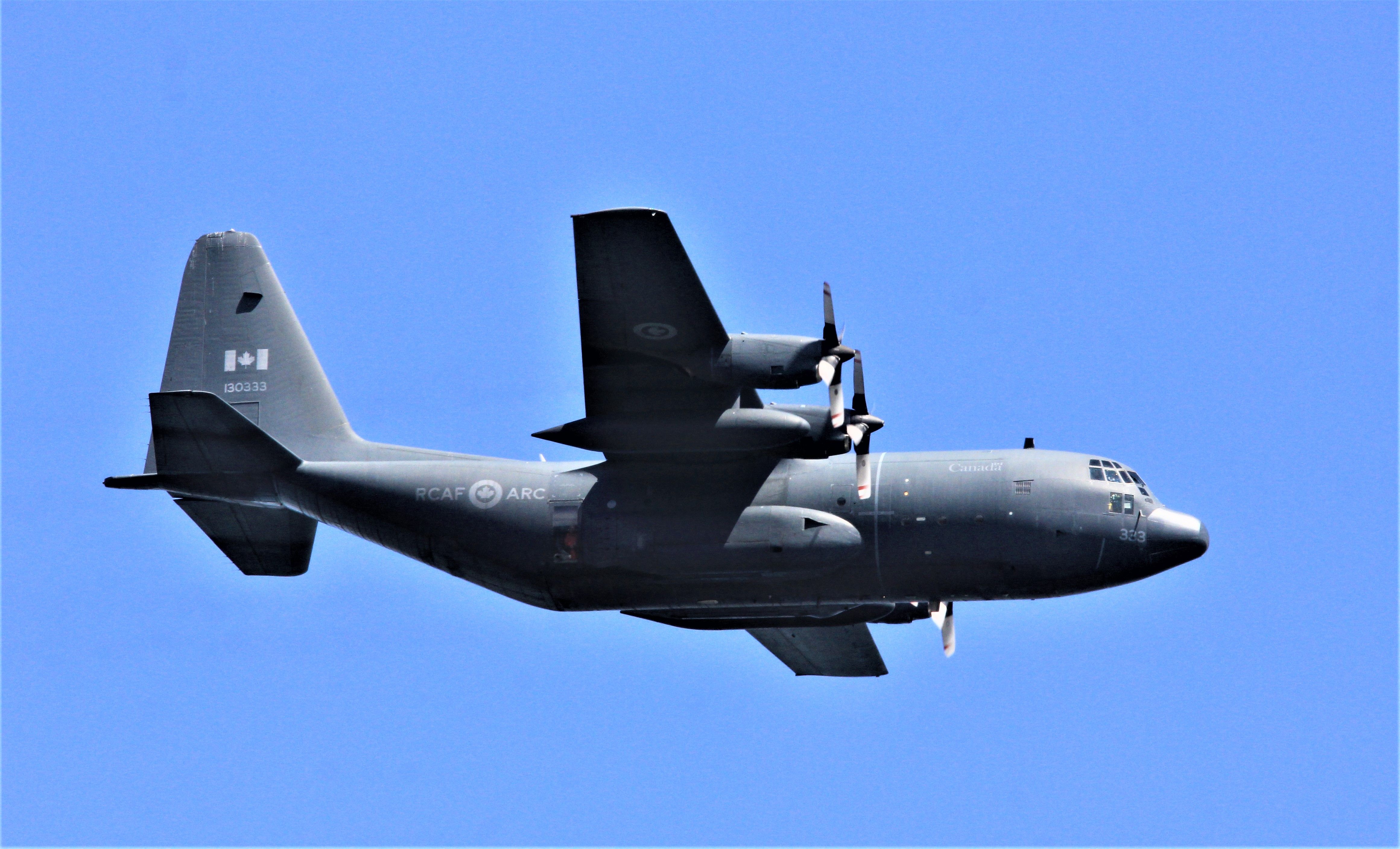 13-0333 — - 130333 RCAF Lockheed C-130H Hercules en vol au dessus du fleuve St-Laurent QC. à Lavaltrie QC. le 28-05-2021 à 14:21