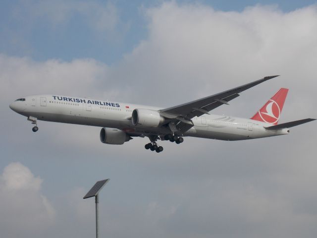 Boeing 777-200 (TC-JJS)