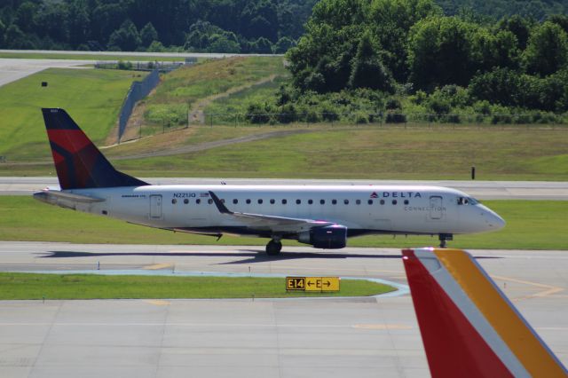 Embraer 175 (N221JQ)