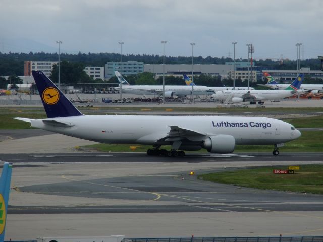 Boeing 777-200 (D-ALFA) - Die erste der neuen TripleSeven für die Lufthansa Cargo, B777-FTD D-ALFA. Fotografiert am 24.05.2014, wenige Wochen nach der Indienststellung, von der Besucherterrasse am T2 des Airport FRA. Im Hintergund u.a. A330-200 V5-ANO der Air Namibia.