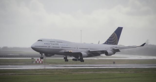 Boeing 747-400 (N118UA) - Uniteds farewell flight for the 747. Landing in Honolulu