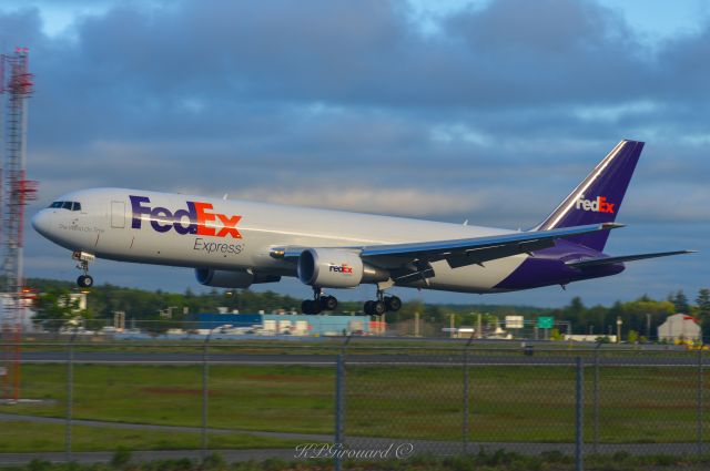 BOEING 767-300 (N293FE) - View in full size for best quality