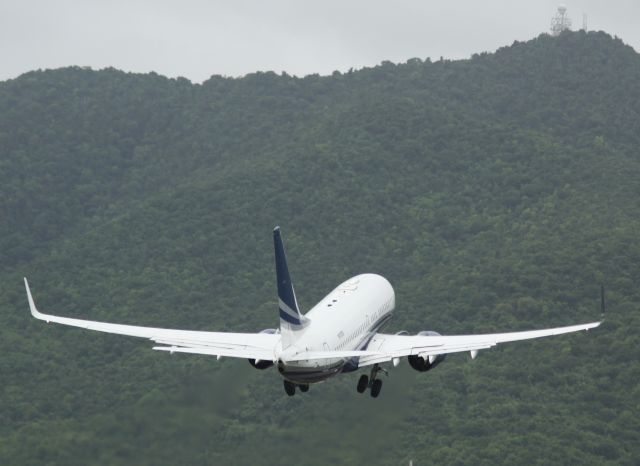 — — - N920DS climbing the hills of St Maarten!!!