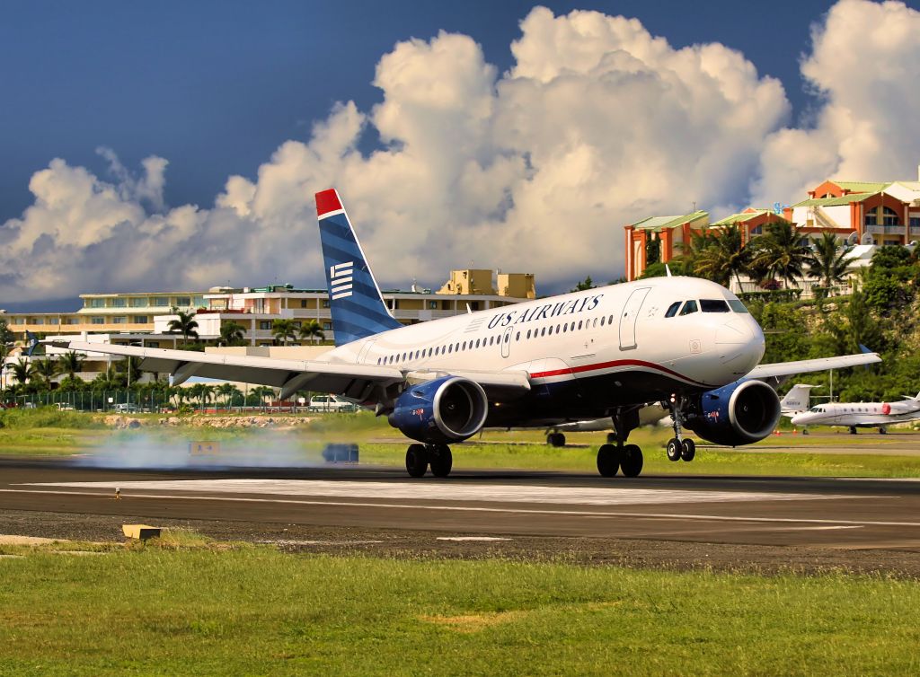 Airbus A319 (N716UW)