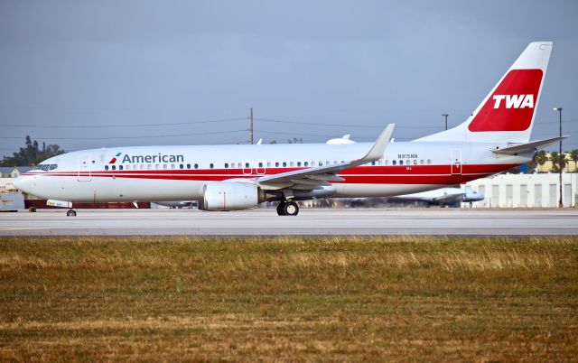 Boeing 737-800 (N915NN)