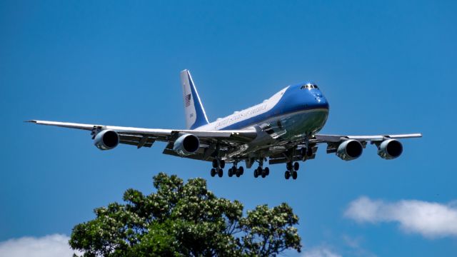 Boeing 747-200 (92-9000) - Air Force One, operated by a Boeing VC-25A, approaches Moffett Field (outbound Dover AFB) carrying POTUS. He flew in last Monday (6/19/23) and spent a few days in town before flying back on Wednesday (6/21/23).