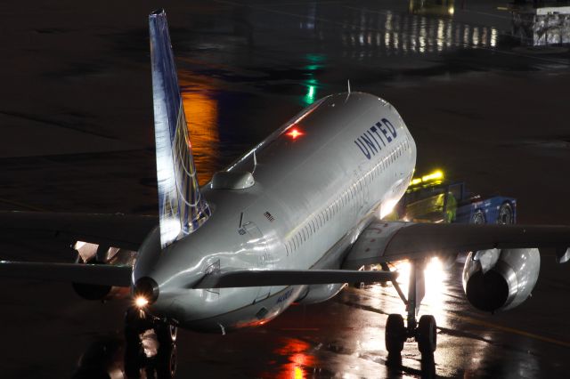 Airbus A320 (N438UA)