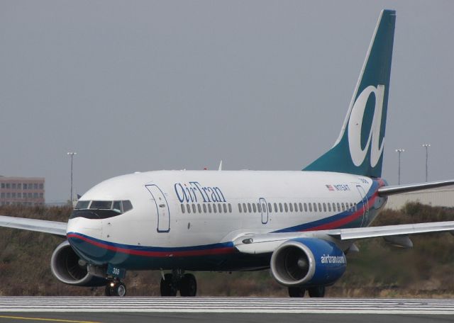 Boeing 737-700 (N175AT) - Turning on to 27R to depart.