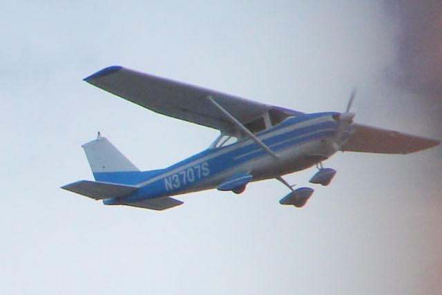 Cessna Skyhawk (N3707S) - Cessna Skyhawk departs Runway 14 at Sarasota-Bradenton International Airport (11/21/11)