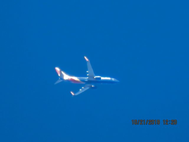 Boeing 737-800 (N8525S)