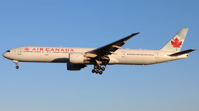 BOEING 777-300ER (C-FIUL) - Arriving at dusk, April 20 2018