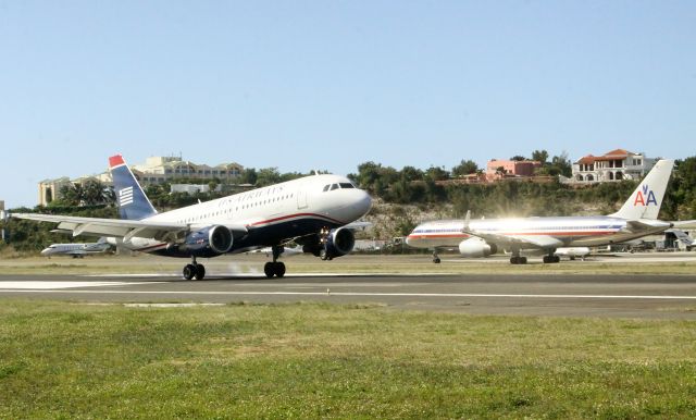 Airbus A319 (N721UW)