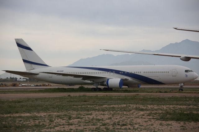 BOEING 767-200 (4X-EAR)