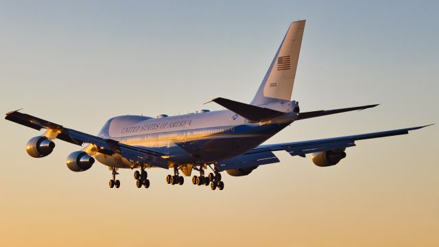 Boeing 747-200 (82-8000)