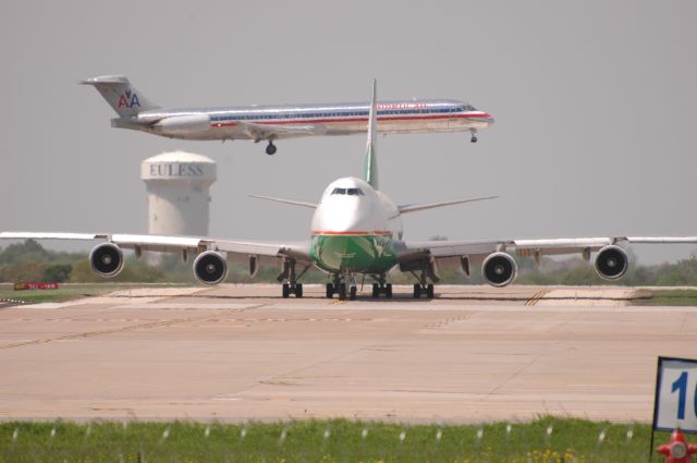 Boeing 747-400 (B-16483)